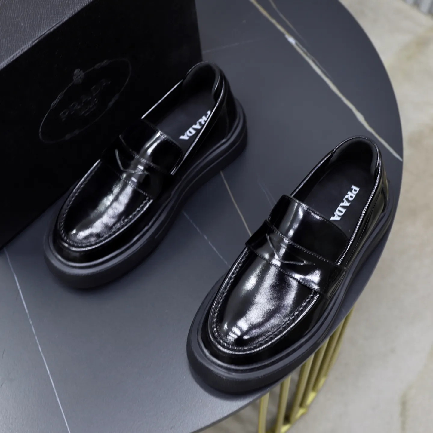 Ex-factory price: 500💰🙅‍♂️🙅‍♂️🙅‍♂️ Brand: PRADA Standard code: Men's code 38-44 (45 can be customized) Grade: Same style as the official website Original order quality Material: Original cowhide surface Comfortable lining Original outsole Style category: Men's fashionable casual leather shoes Distinguished big-name luxury elements Top luxury Color: Color of the actual picture
